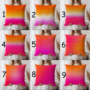 Peut inclure: Neuf coussins carrés avec des dégradés orange vif, rose et magenta. Chaque coussin a un design unique, y compris des rayures et des mélanges de couleurs. Les coussins sont carrés et semblent être faits d'un tissu doux.