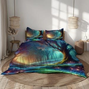 Peut inclure: Une housse de couette bleue, verte et violette avec une scène de forêt magique. La housse de couette représente un grand arbre avec des lumières brillantes en arrière-plan.