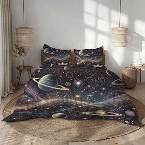 Op de afbeelding: Een donkerblauwe en zwarte dekbedovertrek met een galaxy print met planeten, sterren en draaiende nevels. De dekbedovertrek is gemaakt van zacht, comfortabel materiaal en is perfect om elke slaapkamer een vleugje ruimtethema te geven.