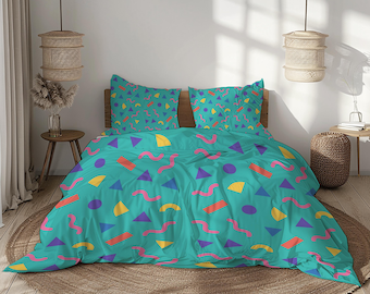 Könnte beinhalten: Türkisfarbenes Bettwäsche-Set mit einem geometrischen Muster im 80er-Jahre-Stil. Die Bettdecke und die Kissenbezüge zeigen bunte Formen, darunter Dreiecke, Kreise und wellenförmige Linien in Gelb, Lila, Orange und Rosa. Das Bett steht auf einem runden, gewebten Teppich.