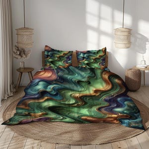 Op de afbeelding: Een beddengoedset met een levendig, abstract ontwerp. Het dekbedovertrek en de twee kussenslopen hebben een wervelend patroon in tinten groen, blauwgroen, bruin en paars. Het beddengoed wordt gepresenteerd op een houten bedframe, wat een moderne en artistieke slaapkameresthetiek creëert.