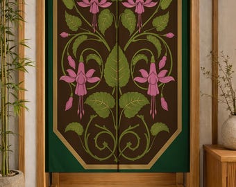 Puede incluir: Una cortina noren rectangular de tela con un panel central marrón oscuro rodeado por un borde dorado sobre un fondo verde intenso. El diseño muestra flores de fucsia rosas simétricas con hojas y tallos verdes en disposición vertical.