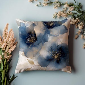 Capa de Almofada Floral Azul: Design em Aquarela com Detalhes Dourados