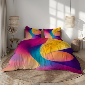 Puede incluir: Un vibrante juego de cama con una funda nórdica y dos fundas de almohada. El diseño presenta un patrón abstracto colorido con un degradado de tonos rosa, amarillo, azul y morado. La ropa de cama se exhibe sobre un marco de cama de madera.