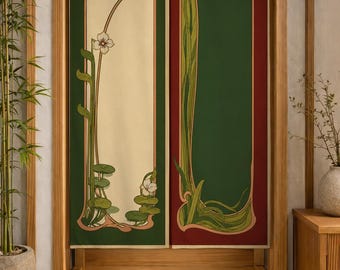 Puede incluir: Una cortina de puerta de tela de dos paneles con un diseño dividido. El panel izquierdo es crema con bordes verdes y motivos florales. El panel derecho es verde oscuro con un borde rojo intenso y patrones de hojas verdes en orientación vertical.