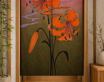 Puede incluir: Una cortina de puerta rectangular de tela con una ilustración impresa de dos grandes lirios tigre de color naranja vibrante con manchas oscuras y estambres largos, junto a un capullo cerrado, sobre un fondo degradado de rosa y verde oliva oscuro.