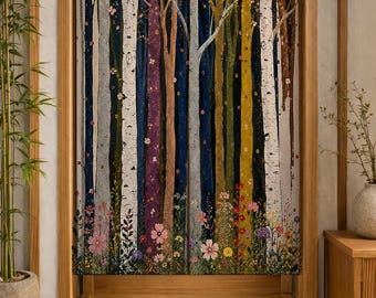 Puede incluir: Una cortina de puerta rectangular de tela con una escena de bosque vertical que presenta troncos de abedul blancos, árboles azul oscuro, morados y amarillos, y una base colorida de flores silvestres en tonos rosa, rojo, amarillo y morado.