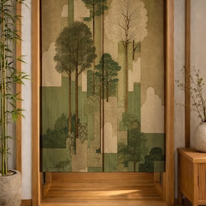 Può includere: Una tenda da porta rettangolare in tessuto con una stampa verticale di paesaggio boschivo nei toni del verde oliva, salvia e crema. Il design mostra alberi alti, fogliame stilizzato e motivi a blocchi geometrici su tutta la superficie.
