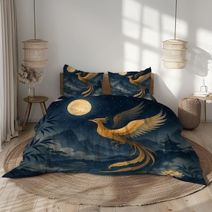 Peut inclure: Ensemble de literie avec un motif de phénix. La housse de couette et les taies d'oreiller présentent un phénix doré en vol sur un ciel bleu foncé avec une pleine lune, des montagnes et une pagode.