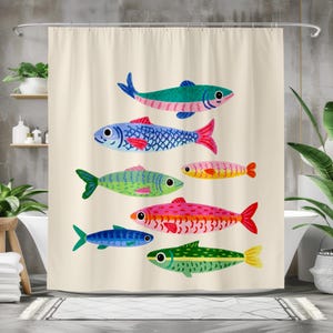 Può includere: Tenda da doccia color crema con un'illustrazione colorata di pesci stilizzati. I pesci sono in vari colori, tra cui blu, verde, rosa e giallo, con accenti rossi e arancioni. La tenda è in un ambiente bagno.