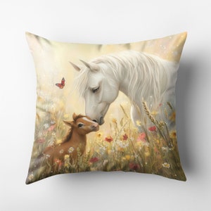Funda de almohada con forma de madre y potro: funda de cojín de lino y algodón con caballo y potro en un campo de flores: decoración del hogar con temática natural