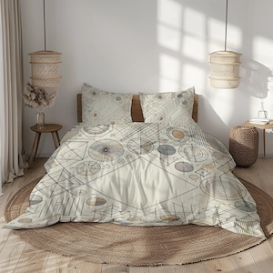 Peut inclure: Une housse de couette à motifs géométriques crème avec des taies d'oreiller assorties. Le motif présente des cercles, des lignes et des formes en gris, beige et bleu. La literie est présentée sur un cadre de lit en bois, avec un tapis rond tissé en dessous.