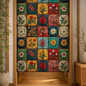 Puede incluir: Una cortina de puerta rectangular que presenta una cuadrícula de veinte paneles cuadrados, cada uno decorado con diseños florales en relieve en colores vibrantes que incluyen rojo, amarillo, azul, verde y blanco, dispuestos en un patrón repetitivo en un marco de madera.