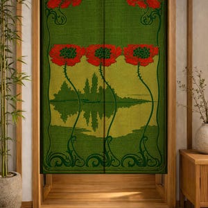 Peut inclure: Un rideau de porte rectangulaire en tissu avec un fond vert et un paysage imprimé d'arbres se reflétant dans l'eau. Trois grands coquelicots rouges aux centres vert foncé sont placés au centre, avec deux autres dans les coins supérieurs.