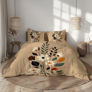 Puede incluir: Juego de cama floral beige con funda nórdica y dos fundas de almohada. El diseño incluye un gran arreglo floral con flores blancas, marrones y naranjas, y hojas verdes y negras. La ropa de cama se muestra en una cama con cabecero de madera.