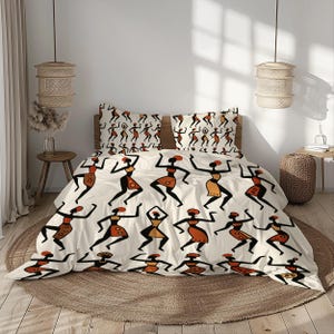 以下が含まれることがあります： クリーム色の掛け布団カバーと枕カバー。黒、オレンジ、茶色で様式化された踊り子の繰り返し模様。木製のヘッドボードが付いたベッドに寝具セットが飾られており、暖かく居心地の良い美学を作り出しています。