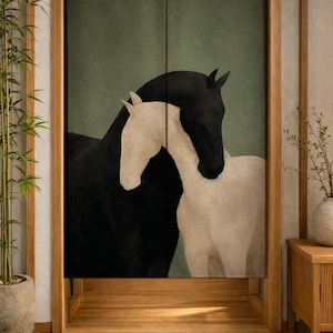Puede incluir: Una cortina de puerta rectangular de tela con una ilustración impresa de dos caballos, uno negro y otro crema, sobre un fondo verde oliva oscuro sólido. La cortina está dividida verticalmente por el centro en dos paneles separados.