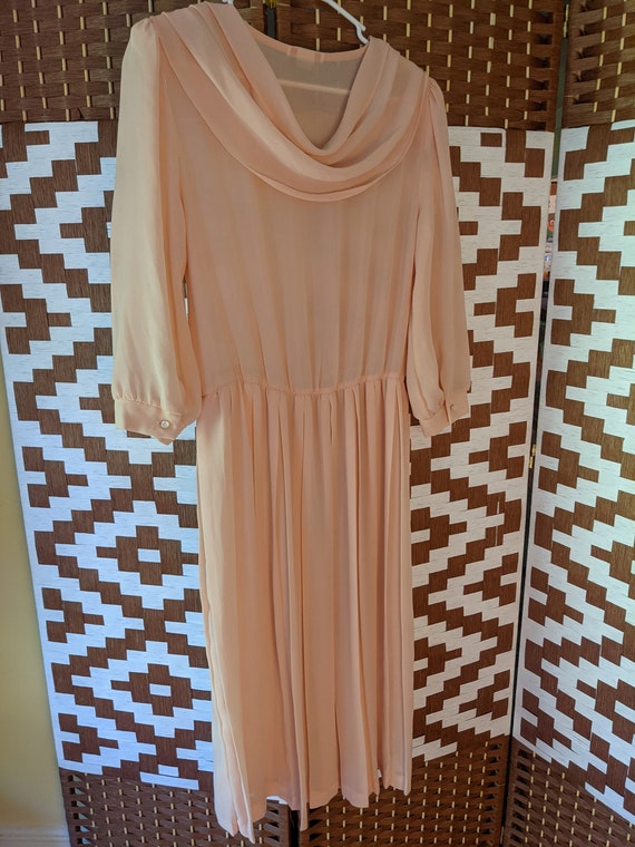 Soft peach vintage dress - image 3