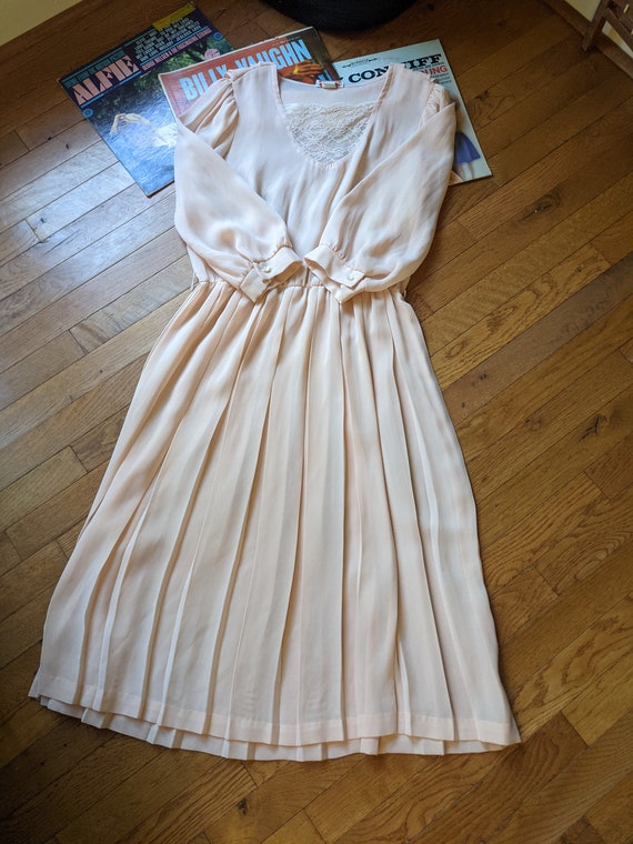 Soft peach vintage dress - image 4