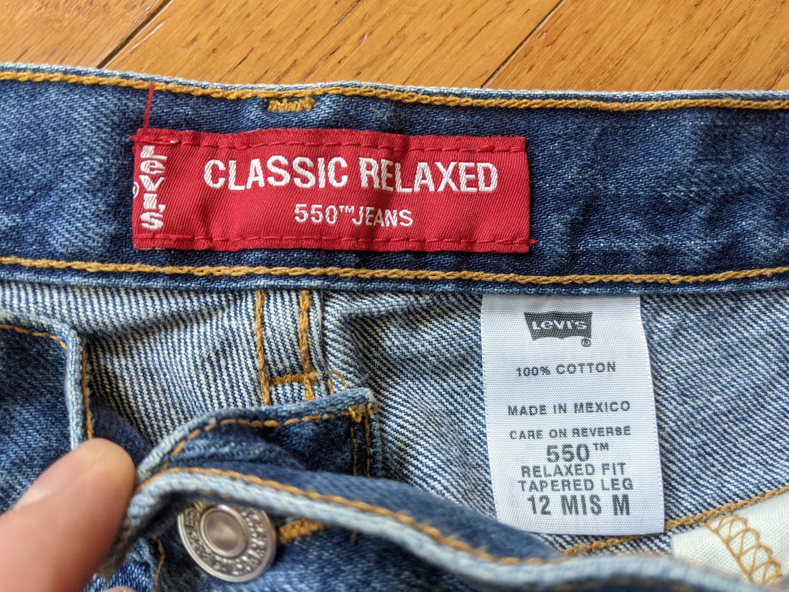 does walmart sell levis 550