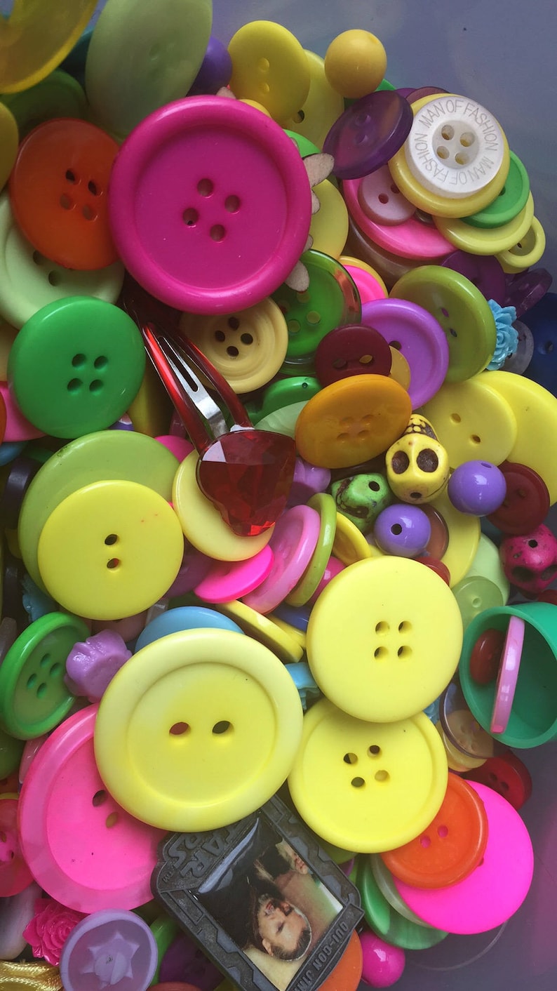 PLASTIC BUTTONS ASSORTED BUTTONS ARTS /& CRAFTS 200g MIXED BUTTONS