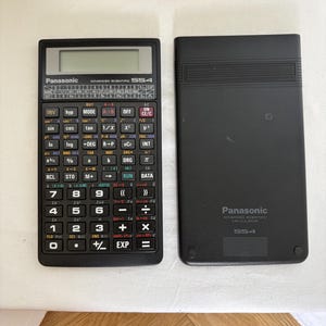 Op de afbeelding: Een zwarte Panasonic Advanced Scientific SS4 rekenmachine met talrijke knoppen en een display. De rekenmachine staat naast de zwarte beschermhoes. Ontworpen voor wetenschappelijke en wiskundige berekeningen.