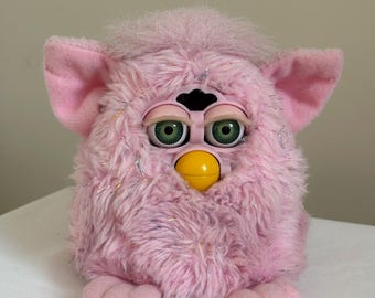 珍しいピンクとベージュのファービー偽物。美しい目の色で動作せず