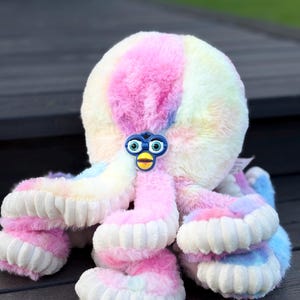 Oddbody Furby Puppe Lang Furby Gruseltier Geschenk Plüsch Lustiges Geschenk Oktopus Regenbogen Bunt Pride Pastell