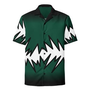 Könnte beinhalten: Kurzärmeliges Button-Down-Hemd mit schwarzem Kragen und grünem Körper. Das Hemd hat ein weißes Blitzdesign mit schwarzen Umrissen. Die Ärmel sind weiß mit dem gleichen Blitzmuster.
