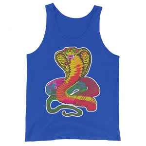 Puede incluir: Una camiseta sin mangas azul real con un diseño de cobra colorido. La cobra está representada con un cuerpo amarillo, rojo y rosa, ojos verdes y un contorno blanco. La serpiente está en una pose llamativa y erguida.