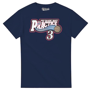 Op de afbeelding: Marineblauw t-shirt met een grafische opdruk met de tekst "PRACTICE" in wit en rood, een basketbal en het nummer "3". De tekst "WE TALKIN' 'BOUT" staat boven het woord "PRACTICE".