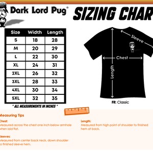 Op de afbeelding: Een zwarte t-shirt maattabel met afmetingen in inches. De tabel bevat maten S tot 5XL, met bijbehorende breedte- en lengtematen. De afbeelding toont ook een zwart t-shirt met meetlabels voor borst, mouw en lengte. De tekst "Dark Lord Pug" staat bovenaan.