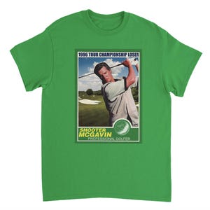 Puede incluir: Una camiseta verde brillante con un diseño de tarjeta de golf. La tarjeta muestra a un golfista en pleno swing, con el texto "1996 Tour Championship Loser" y "Shooter McGavin Professional Golfer".