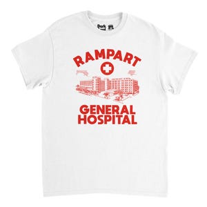 Könnte beinhalten: Weißes T-Shirt mit roter Grafik. Das Design zeigt die Worte "RAMPART GENERAL HOSPITAL", ein Kreuzsymbol und eine Krankenhausillustration. Das T-Shirt hat einen Rundhalsausschnitt und kurze Ärmel.