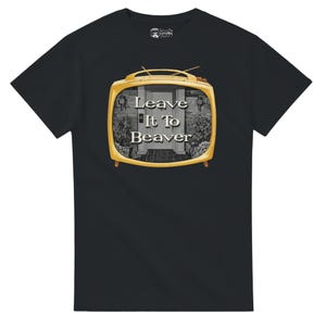 Könnte beinhalten: Schwarzes T-Shirt mit einem gelben Retro-Fernseh-Motiv mit den Worten "Leave It To Beaver". Die Grafik zeigt ein Schwarz-Weiß-Bild einer Tür. Das Shirt hat einen Rundhalsausschnitt und kurze Ärmel.