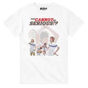 Könnte beinhalten: Weißes T-Shirt mit einem Tennis-Motiv. Das Design zeigt eine Collage von Tennisspieler-Bildern und den Text "YOU CANNOT BE SERIOUS!?" in Rot und Braun. Das T-Shirt hat einen Rundhalsausschnitt und kurze Ärmel.