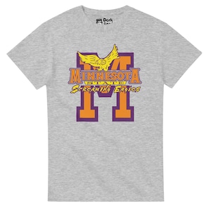 Puede incluir: Una camiseta gris jaspeado con un diseño de los Screaming Eagles del Estado de Minnesota. El diseño incluye un águila amarilla, letras naranjas y moradas, y el texto "Minnesota State Screaming Eagles".