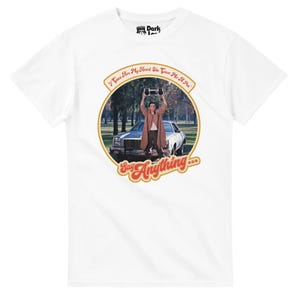 Op de afbeelding: Wit T-shirt met een afbeelding uit de film "Say Anything". Het ontwerp toont een man die een boombox vasthoudt, met de tekst "I Gave Her My Heart She Gave Me A Pen" en "Say Anything..." in een cirkel.