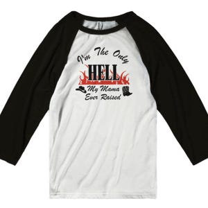 Könnte beinhalten: Weißes und schwarzes Baseball-T-Shirt mit dem Text "I'm the only HELL my mama ever raised" in Schwarz und Rot. Das Shirt zeigt einen Cowboyhut, Flammen und einen Cowboy-Stiefel.