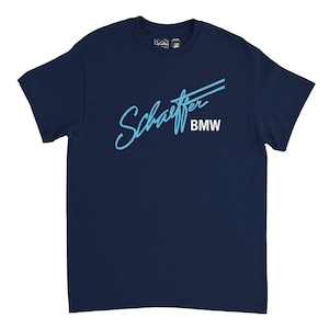 Può includere: T-shirt blu navy con la scritta "Schaeffer BMW" in corsivo e linee azzurre. La maglietta ha girocollo e maniche corte. Il logo del marchio è visibile in alto a destra.