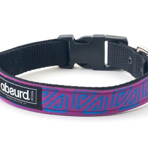 Könnte beinhalten: Lilafarbener Hundehalsband mit blauem geometrischem Muster und schwarzer verstellbarer Schnalle. Das Halsband trägt den Text "DESIGN absurd".