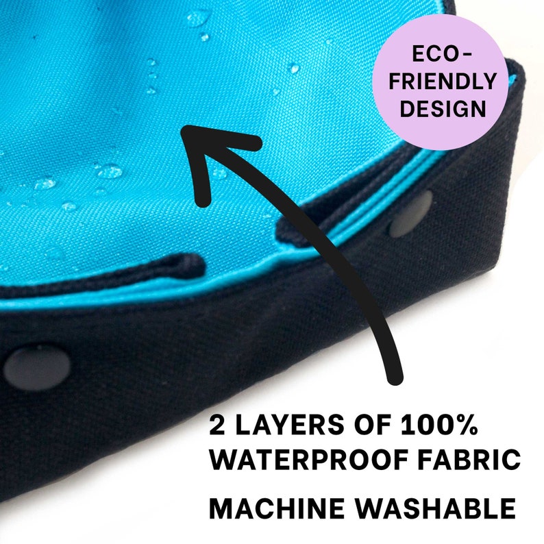 K&ouml;nnte beinhalten: Nahaufnahme einer schwarzen und blauen Stoffschale mit wasserabweisender Beschichtung. Die Schale besteht aus zwei Schichten 100% wasserdichten Stoffes und ist maschinenwaschbar. Der Text "ECO-FRIENDLY DESIGN" ist in einem rosa Kreis sichtbar.