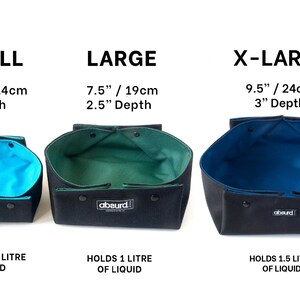 K&ouml;nnte beinhalten: Drei schwarze Stoff-Hunden&auml;pfe in verschiedenen Gr&ouml;&szlig;en: klein (14 cm), gro&szlig; (19 cm) und extra gro&szlig; (24 cm). Die N&auml;pfe sind mit verschiedenen Stoffen ausgekleidet: blau, gr&uuml;n und t&uuml;rkis. Die N&auml;pfe sind mit "absurd" beschriftet und zeigen die Kapazit&auml;t in Litern.