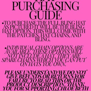 Pu&ograve; includere: Sfondo rosa con testo nero che descrive una guida per l'acquisto di un cappello bling. Il testo recita "HAT PURCHASING GUIDE" e include dettagli sull'acquisto del cappello bling completo come mostrato, opzioni di catena individuali e una nota che indica che non vengono forniti rimborsi o resi per la mancata lettura della descrizione del prodotto.