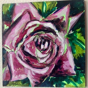 Peinture miniature de rose, œuvre d’art minuscule, décoration florale, artiste original, unique en son genre, art de la maison de poupée, petit décor, peinture acrylique de fleur