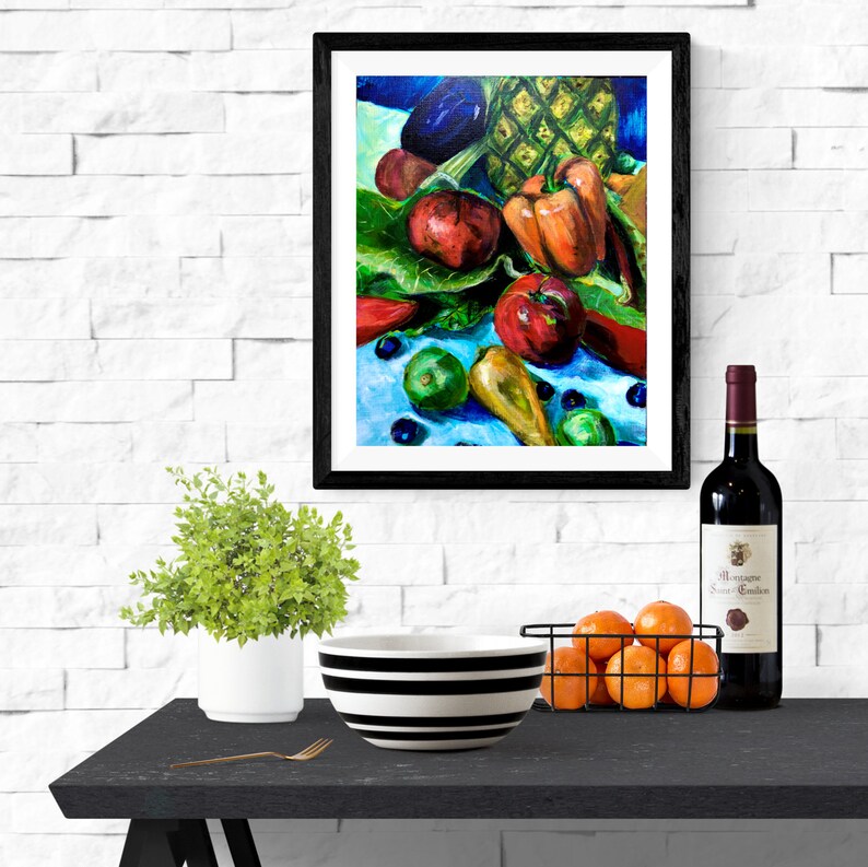 Puede incluir: Una pintura enmarcada de un bodeg&oacute;n con una variedad de frutas y verduras, incluyendo una pi&ntilde;a, pimientos, tomates y ar&aacute;ndanos. La pintura est&aacute; realizada en un estilo vibrante y colorido.