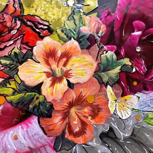 Puede incluir: Un collage de flores coloridas, incluyendo rojas, rosas y naranjas, con una mariposa y una abeja. Las flores est&aacute;n pintadas en un estilo realista y tienen un toque vintage.