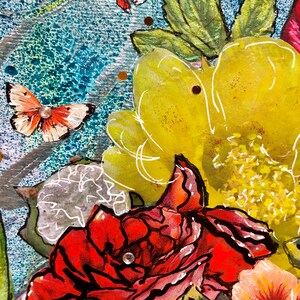 Puede incluir: Primer plano de un collage de t&eacute;cnicas mixtes con una rosa roja, una flor amarilla y mariposas. El fondo es un dise&ntilde;o abstracto azul y verde.