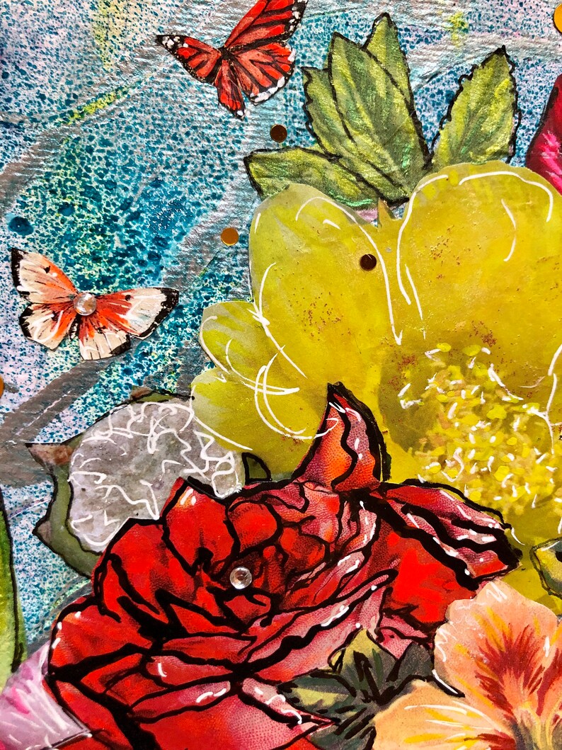 Puede incluir: Primer plano de un collage de t&eacute;cnicas mixtes con una rosa roja, una flor amarilla y mariposas. El fondo es un dise&ntilde;o abstracto azul y verde.