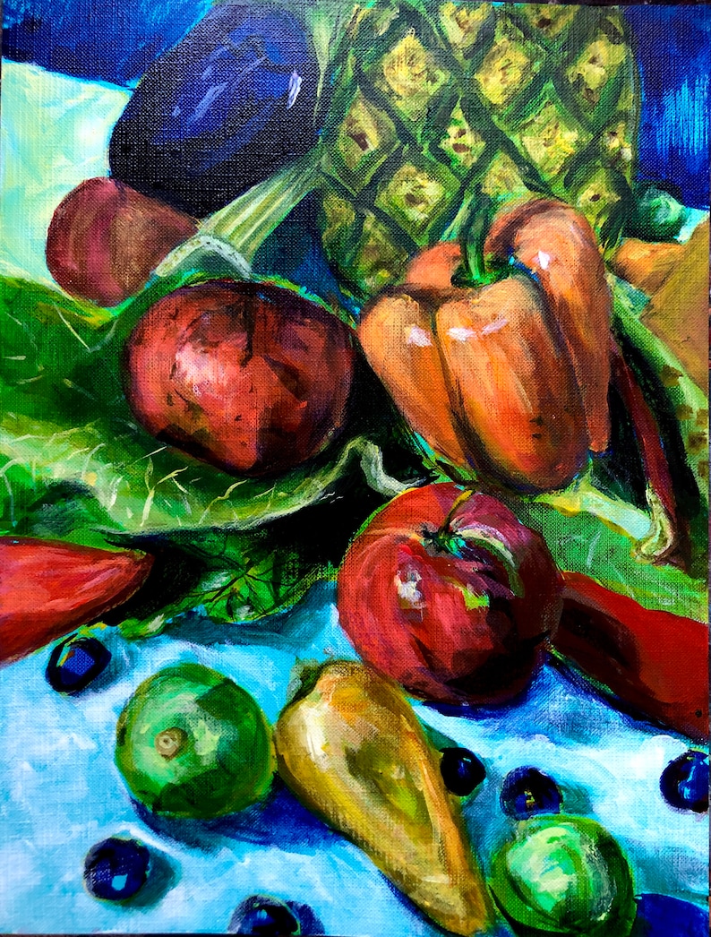 Puede incluir: Una pintura de bodeg&oacute;n con diversas frutas y verduras, incluyendo una pi&ntilde;a, un pimiento rojo, tomates, aguacates y ar&aacute;ndanos. La pintura est&aacute; realizada en un estilo vibrante y colorido con un fondo azul.